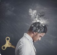 为什么你天天睡够8小时,醒来却还是觉得“脑子转不动”?